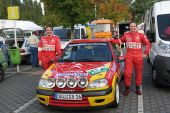 Das Team Schlömer-Saxler vor ihrem Rallye-Fahrzeug